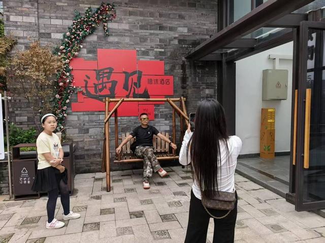 国庆中秋长假超102万人次游客游自贡 恐龙IP引爆朋友圈形成“追龙热”