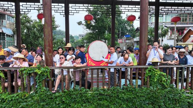 千人齐聚河畔唱山歌 嘹亮歌声传承文化情