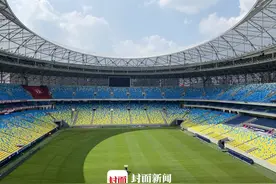 焕然一新！凤凰山足球场更换全新草坪图片