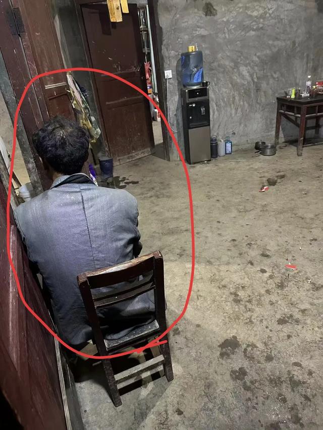 贵州农妇反抗猥亵被杀害，凶手竟淡定参与找人，一件事让他崩溃：有人讲出杀人细节，他躲在墙角默不作声