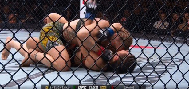 拼尽全力！张伟丽升重判定不敌舍甫琴科，无缘夺UFC蝇量级冠军