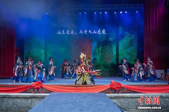 贵州道真：避暑游客畅享仡佬风情