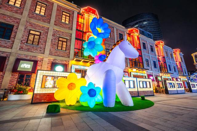 俯瞰屋顶灯会、听沪语脱口秀、观石窟特展…过年来百年弄堂共赏海派今潮年味｜新春闹灯会·古镇过大年③