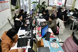 这群农村“宝妈”在家门口做起跨境电商大生意图片