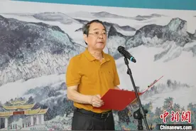 广西高校师生创作中国画百米长卷《八桂壮美锦绣图》图片