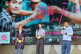 电影《独一无二》来成都路演 张婧仪现场为蒋勤勤画画图片