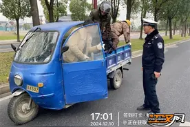三轮摩托车违法载人 严查！图片