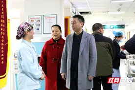 新田：黄永英到医院和敬老院走访慰问并检查安全生产工作图片