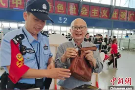 “寻包达人”助旅客南宁东站找回遗失挎包 台胞点赞服务高效图片
