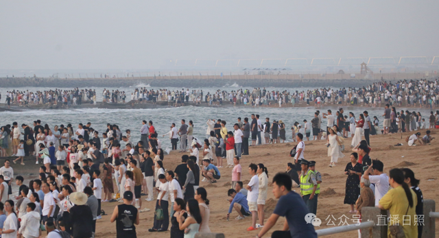 日照的海边人山人海！