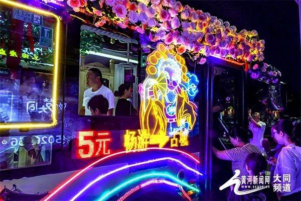 玫瑰音乐巴士启航：穿越古城的浪漫之旅