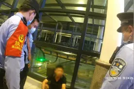 男子因过量吸毒在高铁站台晕倒，醒后看到民警欲离开！已拘留图片