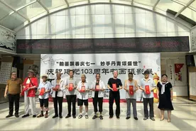 党旗在基层一线高高飘扬图片