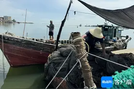加油加冰准备海上生活用品 海口渔民迎开渔图片