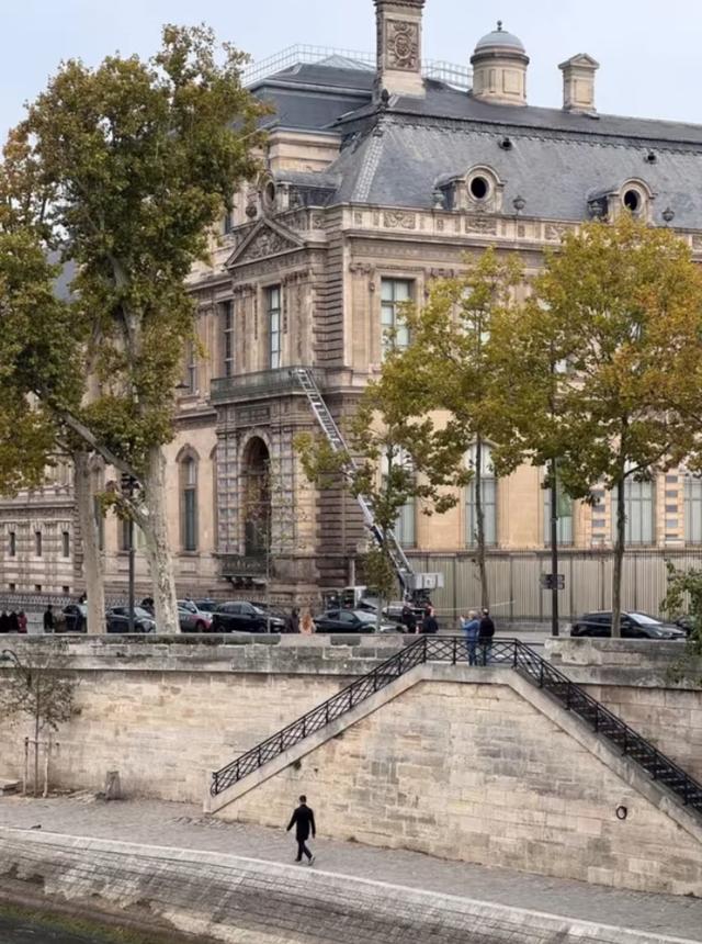 法国卢浮宫被盗！嫌疑人7分钟速通 8件王室珠宝失窃