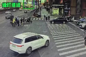 上海信号灯微调了！解决机动车右转时常见的“麻烦”图片