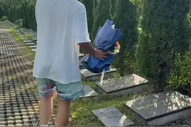 江西一男生高考完后直奔母亲墓地悼念，其父：孩子特别懂事，走出考场后主动提出去看他妈妈图片