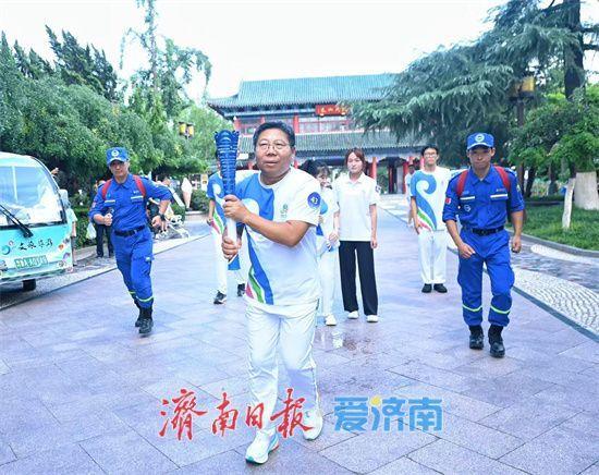 2025济南国际泉水节“泉炬”传递活动完美收官