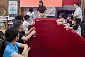 文明一线牵丨小小“红军”显身手，共制“军帽”圆军梦图片