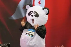 （体育）游泳——世界杯新加坡站：何诗蓓“变身”大熊猫亮相图片