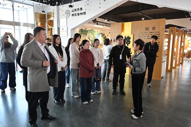 沿着黄河遇见海｜采访团走进齐鲁棉花博物馆：探秘从“籽棉”到“智纺”的现代产业升级之路