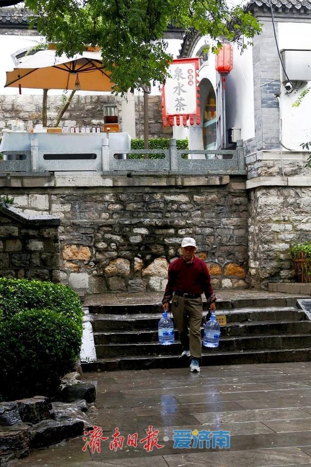 一年四季 泉在济南丨护城河畔细雨织轻纱 垂柳秋韵映清波