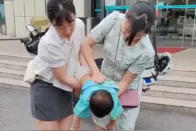 命悬一线！1岁男童突遭异物卡喉 江湾医护成功施救图片