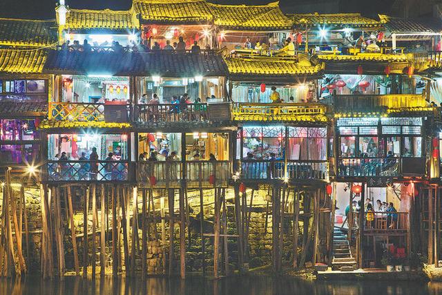 文化中国行｜“游走中国”：穿越时光迷雾 悠游湘西古镇