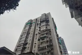 小区电梯换新后改刷卡乘坐，有居民吐槽不方便：快递外卖都不上门了图片