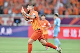 8月，再见！9月，再战！泰山队晋级足协杯四强，赛后球员和球迷拍摄合影图片