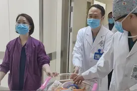 62天悉心救治！早产儿小扎提闯过“生死关”在成都平安出院图片