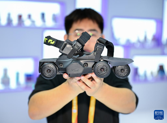 第八届进博会丨在进博会看未来出行多元场景