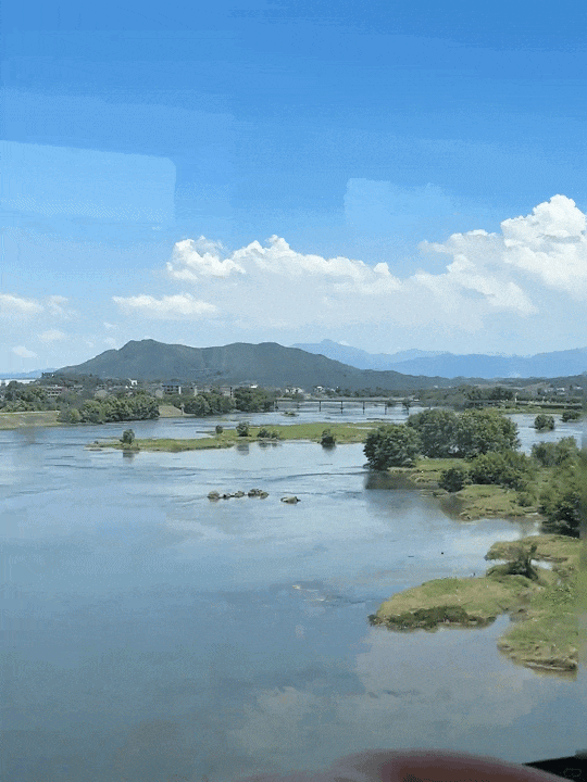 赣鄱青黛处，水墨映归程