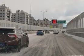 重庆高架路首迎雪情！开车上路，悠着点！图片