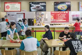 记者调查 | 长者饭堂升级为社区饭堂，公益与经营之间的平衡和坚守图片