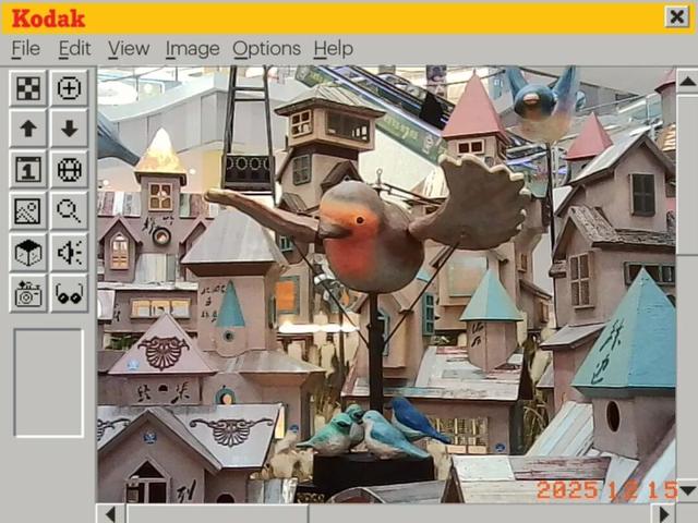 200块的塑料盲盒，怎么成了当下最火的“出片神器”