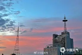 北京天空云层似丝绒地毯 与朝霞相衬格外美丽图片