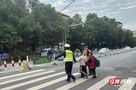 衡阳公安交警：站好“护学岗” 撑起“平安伞” 筑牢校园安全防线图片