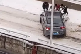 “你帮我，我帮你”，市民记录高架桥上的暖心一幕图片