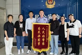 院里堆满废品居民苦不堪言 民警上门解劝小院恢复清亮市北公安分局台东派出所社区民警张法猛为民解忧获赞誉图片