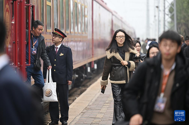 旅游专列“穿越”奇幻时光