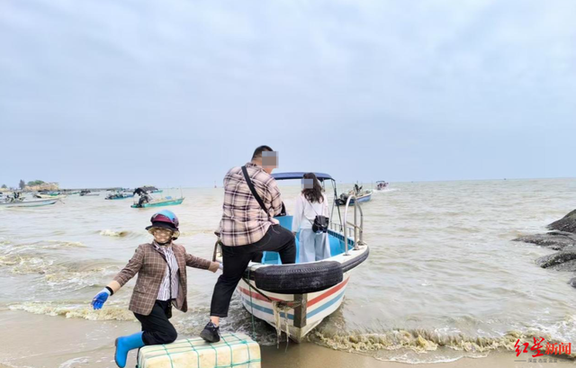 广西钦州三娘湾 “出海观豚” 乱象：十余艘船围堵，小海豚遭追后死亡，有船长称看不到退票，怕亏钱不停追