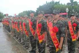 钦州举行仪式欢送秋季应征青年光荣入伍图片