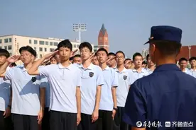 消防员“进军训”，守护校园消防安全图片