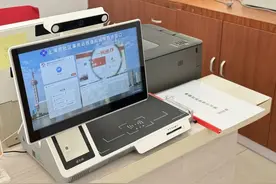 “您只要在这坐着，就可以线上‘云办理’，要试试吗？”图片