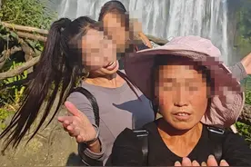 游客在黄果树瀑布拍照遭大妈挡镜头阻拦？官方：涉事大妈系景区内摄影商户，已被暂停经营图片