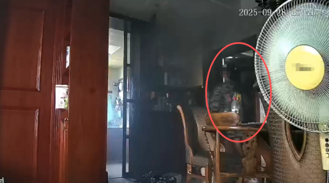 女生在家遇火灾上演教科书式自救