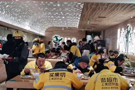 又被暖到了！老乡鸡为门店就餐骑手打7折图片