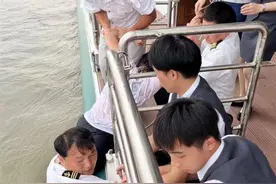 女孩意外落入长江！船员以身为梯，合力救起图片