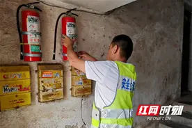 排查更换灭火器 消除居民心中隐忧图片